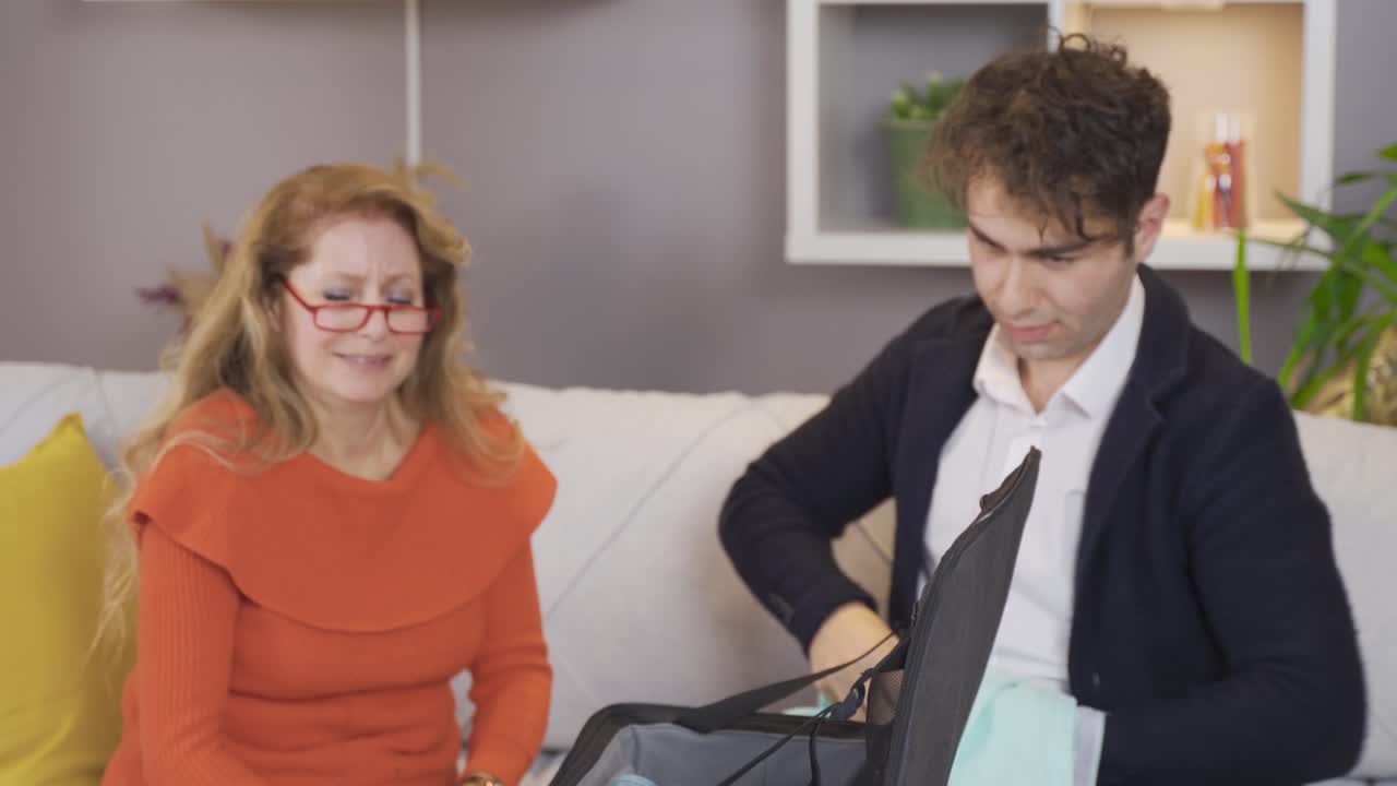 슬픈 어머니와 아들이 헤어지고 있습니다.