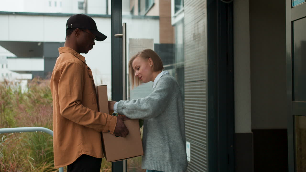 채소 상자를 배달하는 택배