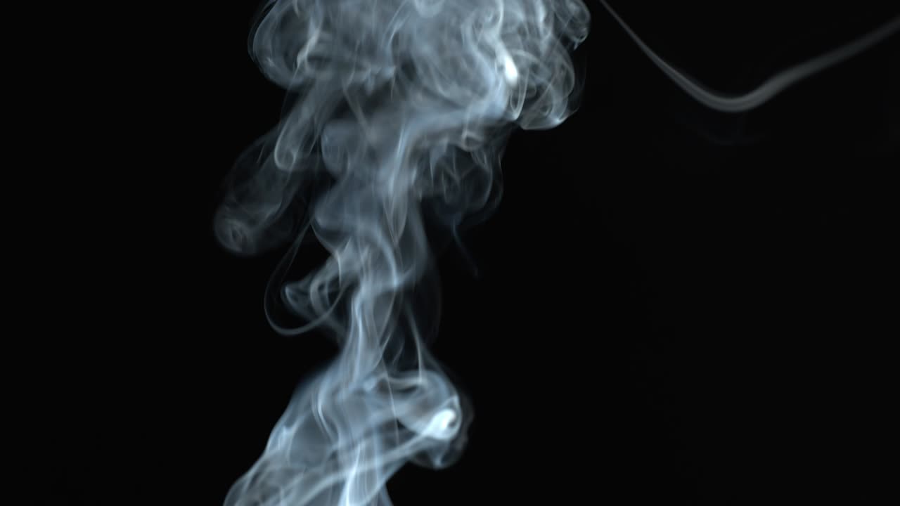 검은색 배경의 연기가 아오르며 연기가 사라집니다.