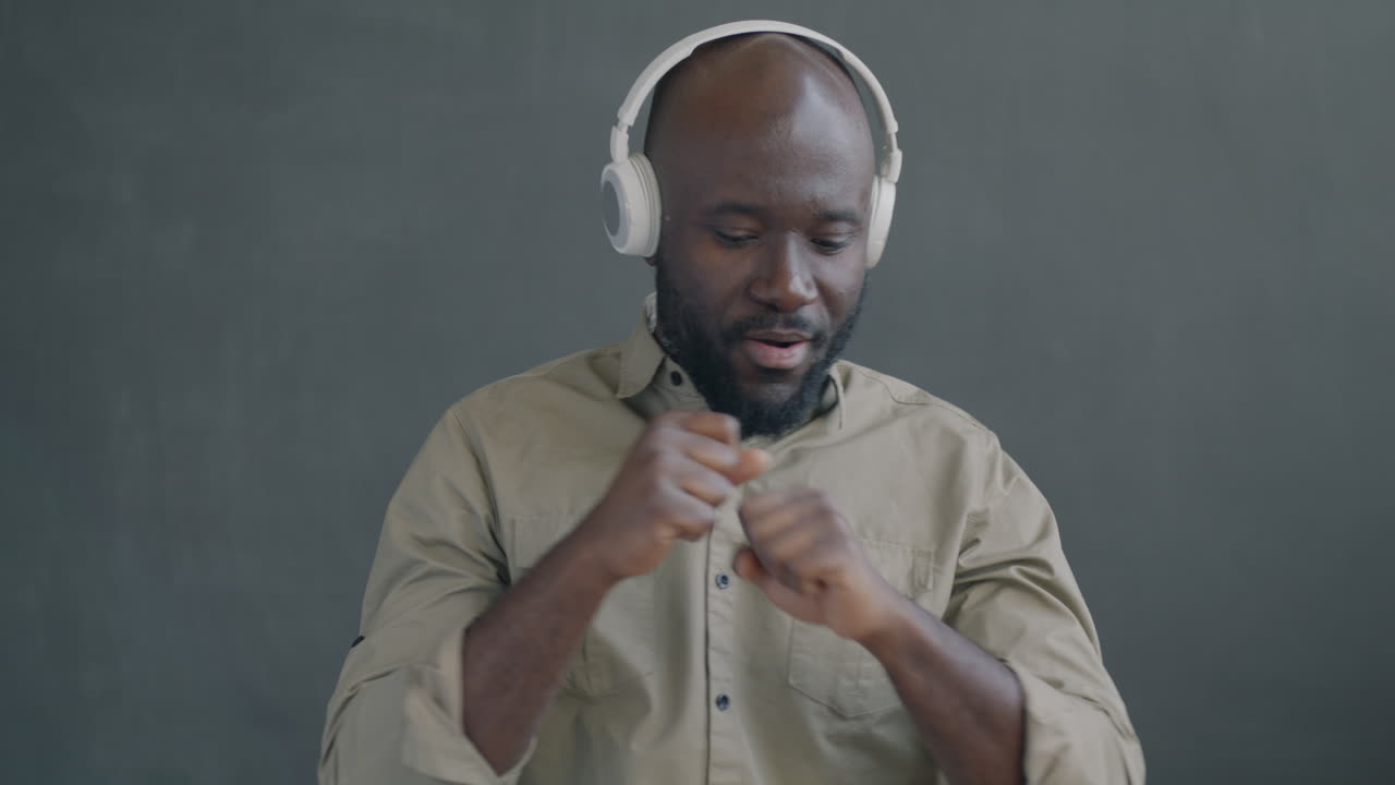 hombre escuchando música y bailando