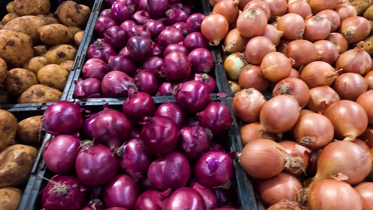 varias verduras dispuestas en puestos de mercado