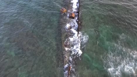 dron aéreo directamente sobre un naufragio volando lentamente hacia adelante