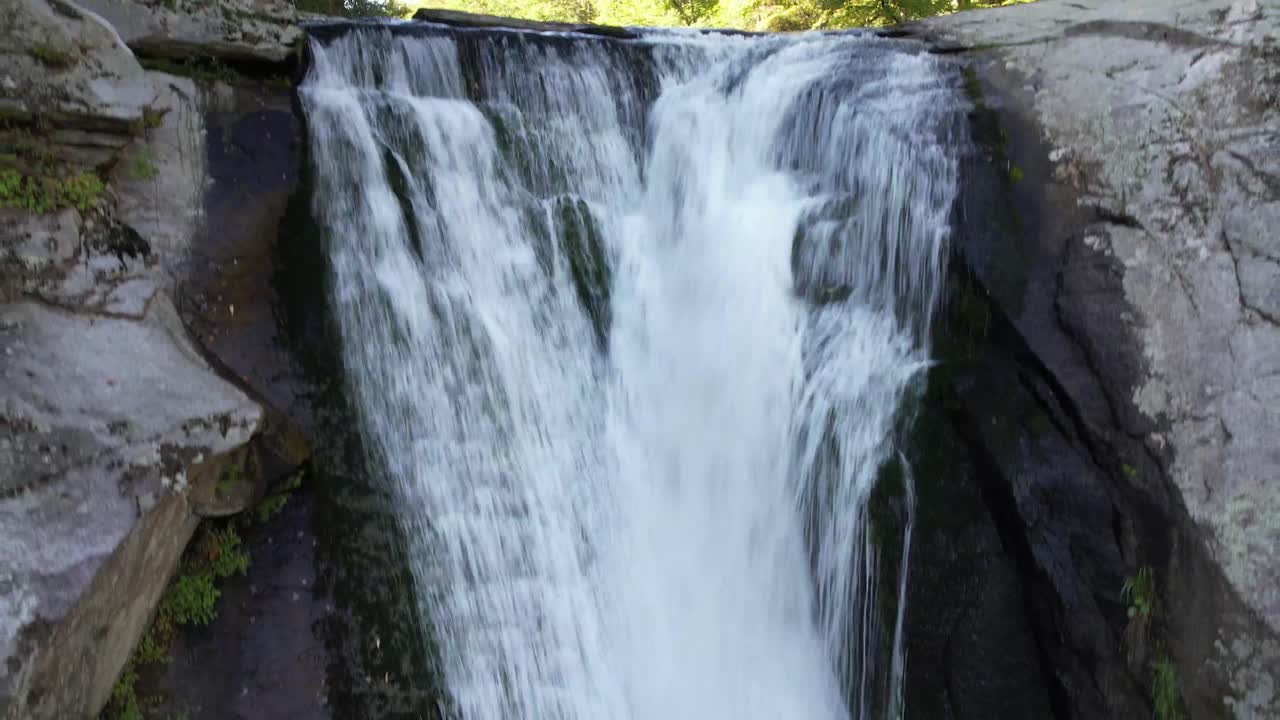 inclinación aérea hacia arriba elk river falls cerca de elk park nc, carolina del norte