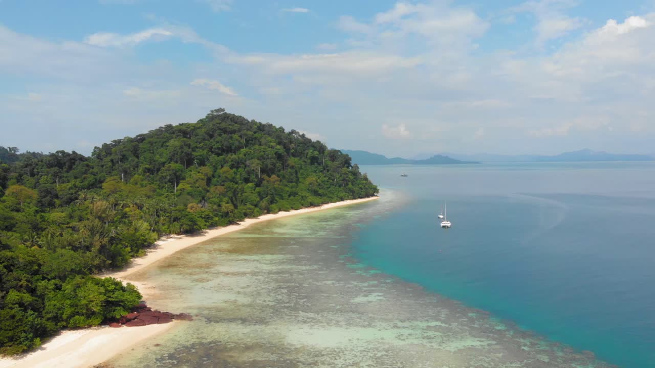 toma aérea de la hermosa laguna tropical con un yate en el mar de andaman en tailandia - koh kradan