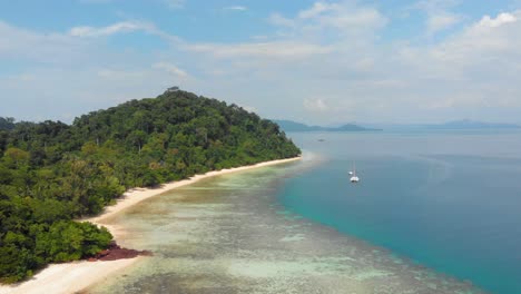 Toma-Aérea-De-La-Hermosa-Laguna-Tropical-Con-Un-Yate-En-El-Mar-De-Andaman-En-Tailandia---Koh-Kradan