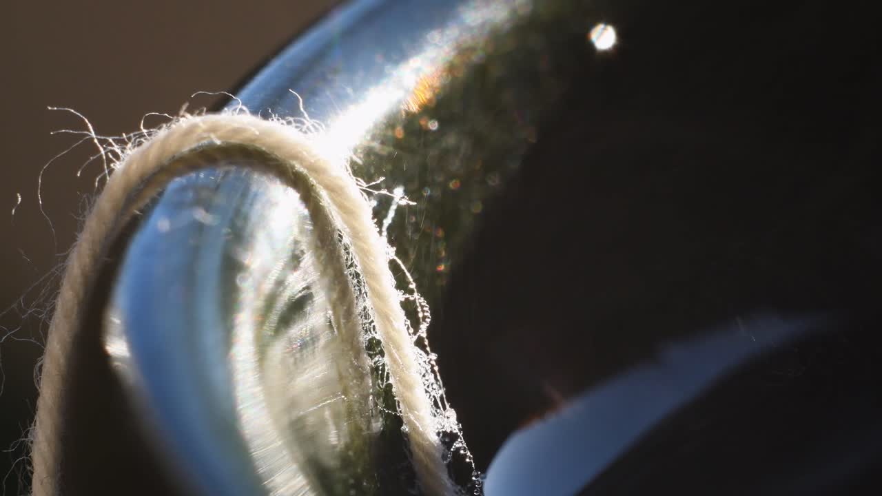 el alambre de la bolsa de té sobre la esquina de la taza