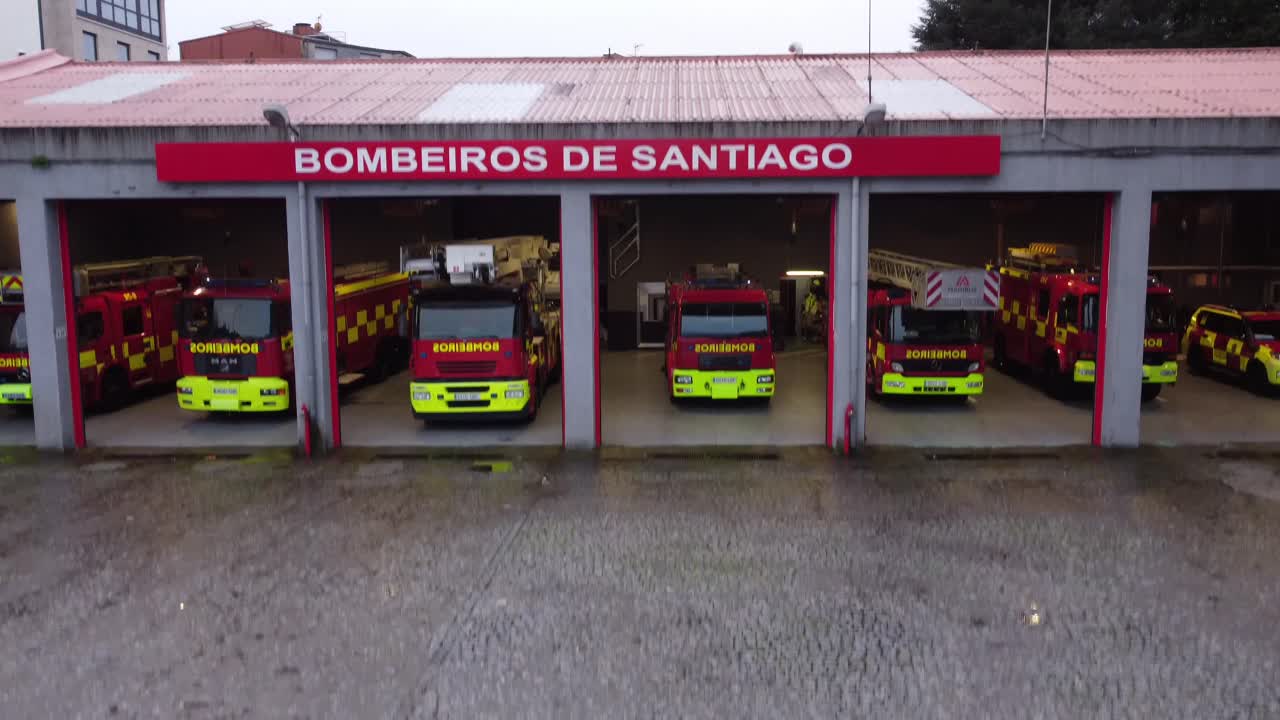 vista exterior de una estación de bomberos aterrizando con un dron