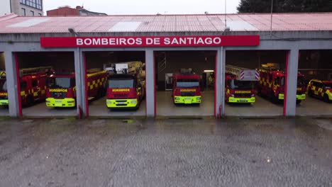 Vista-Exterior-De-Una-Estación-De-Bomberos-Aterrizando-Con-Un-Dron