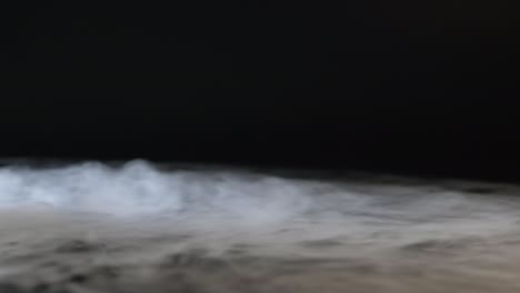 el humo blanco, la niebla, la neblina, el vapor sobre un fondo negro. imágenes en 4k.