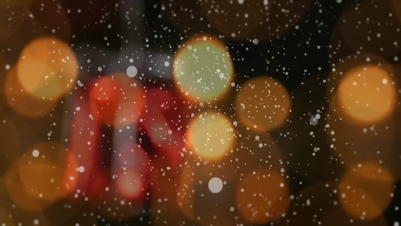 animación de copos de nieve que caen sobre las velas y la decoración navideña