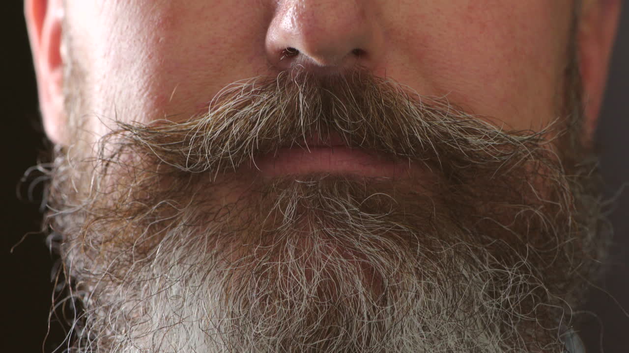 틀린 이빨 을 가진 미소 짓는 남자 의 클로즈업