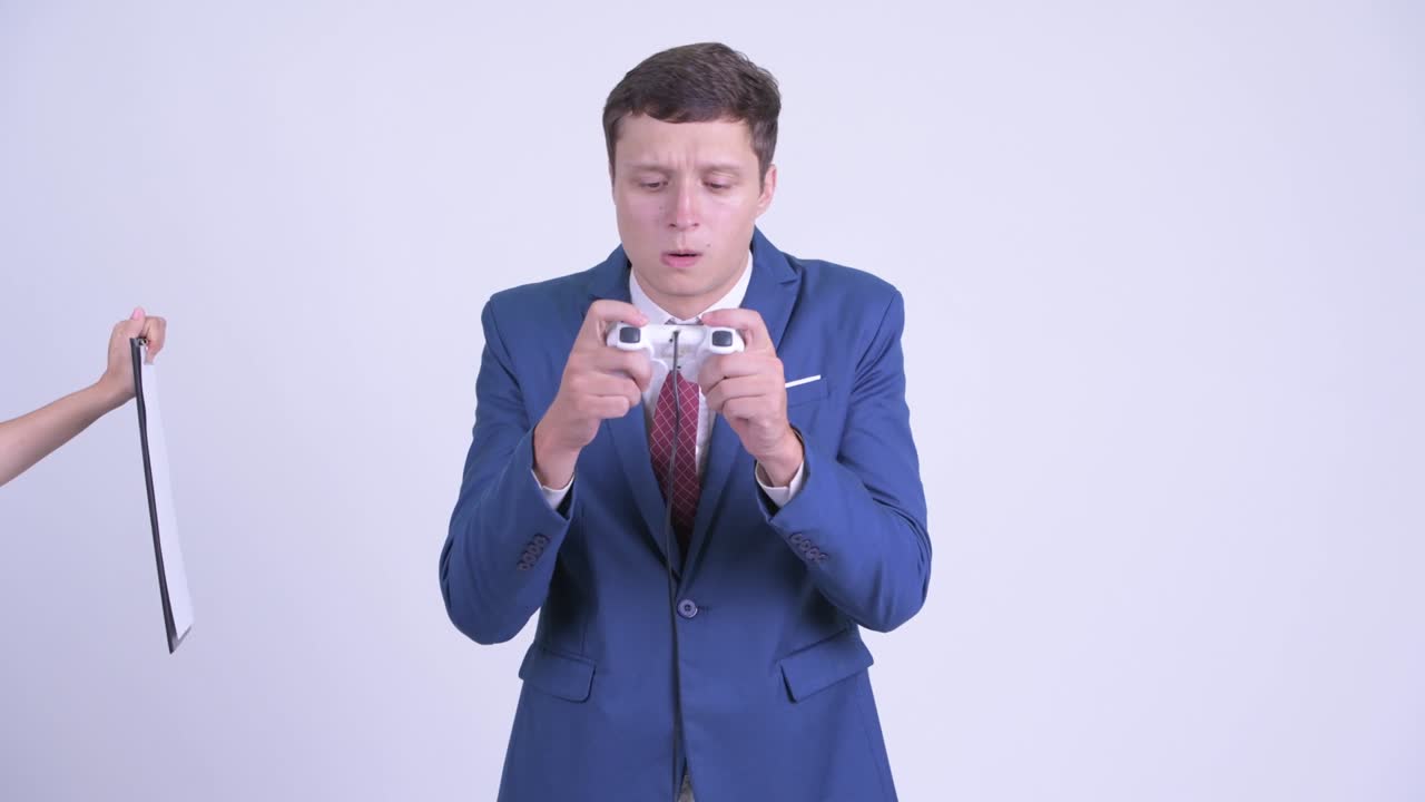 젊은 잘생긴 사업가들이 게임을 하고 있습니다.