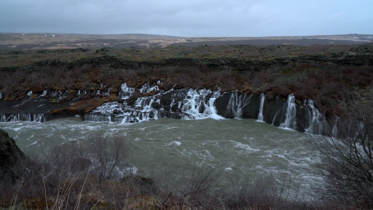 cascada de hraunfossar en el oeste de islandia
