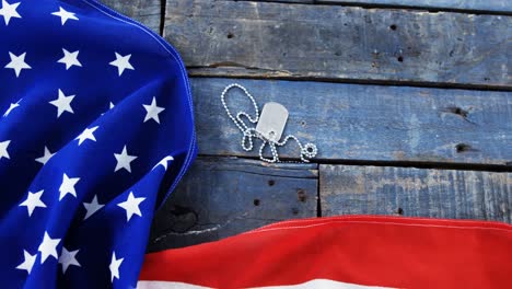 Bandera-Americana-Y-Etiqueta-De-Perro-En-Una-Mesa-De-Madera