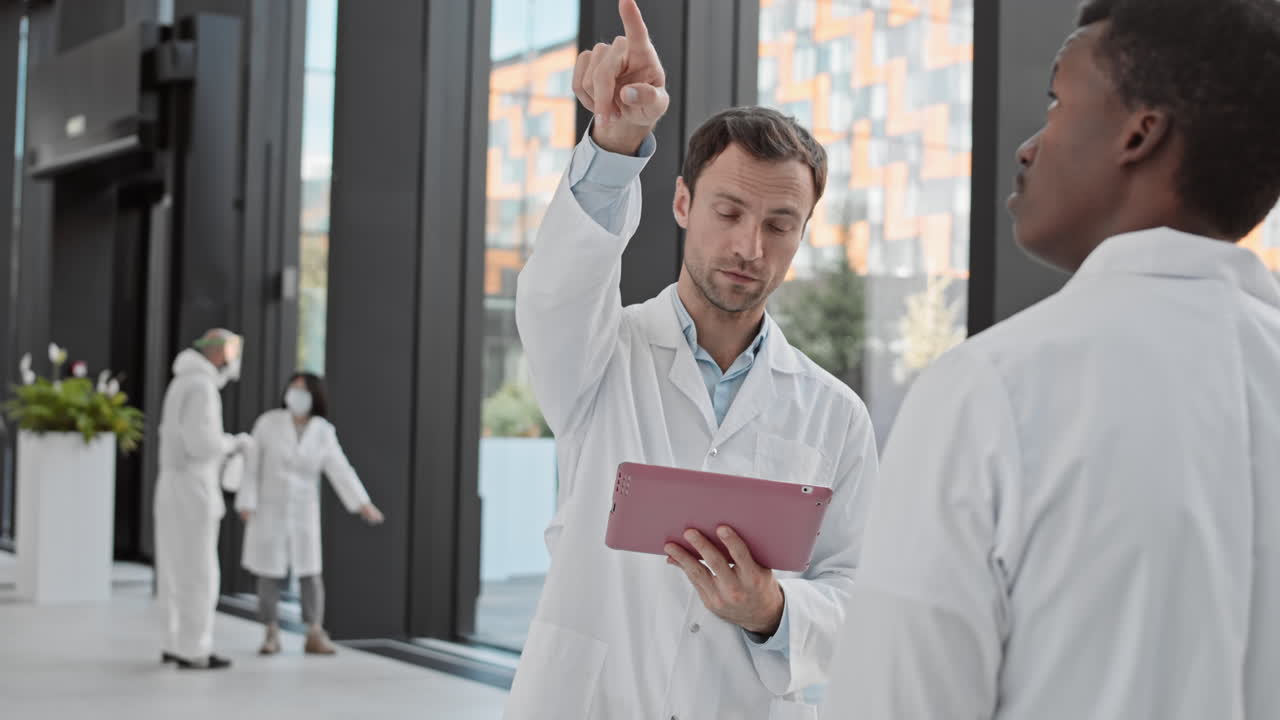 científicos que trabajan en un hospital moderno