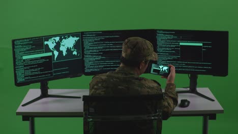 personale militare che lavora con i computer