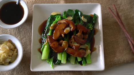 Hong-Kong-Kale-stir-fried-in-oyster-sauce-with-garlic