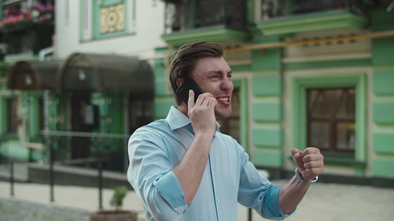 un hombre de negocios exitoso hablando por teléfono afuera.