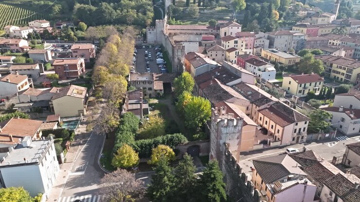 Una vista delle antiche mura sul centro storico di Soave, Provincia di Verona, Italia settentrionale