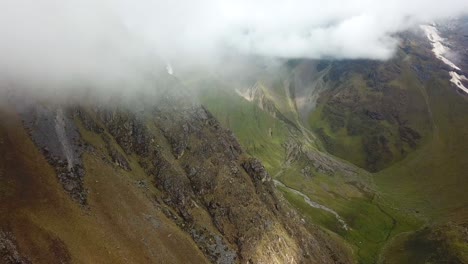 Antena,-Inclinación,-Toma-De-Drones-De-Montañas-Y-Nubes-Bajas,-En-Las-Montañas-De-Los-Andes,-En-Un-Día-Soleado,-Cerca-De-Cusco,-Perú,-América-Del-Sur