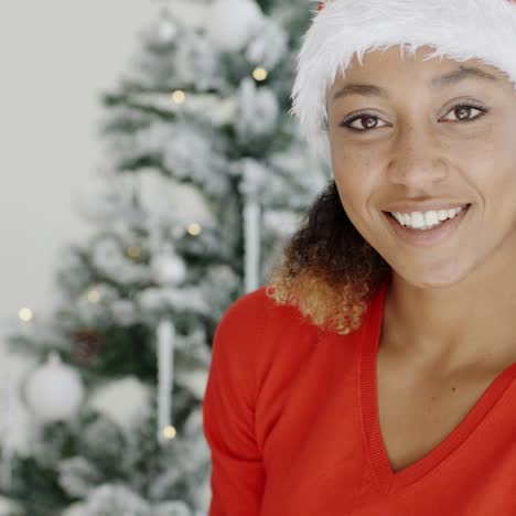 mujer joven festiva feliz en un sombrero de santa