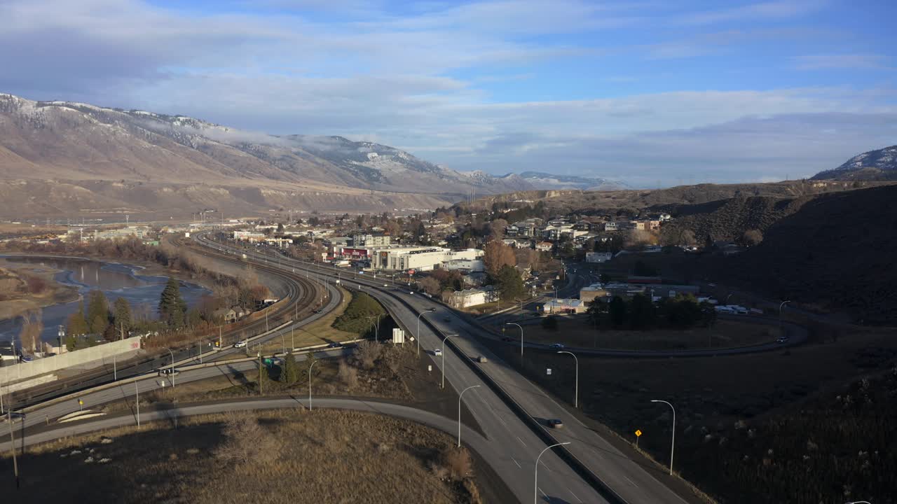 항공 관점에서 캠룹스의 번화한 교통을 경험하십시오.