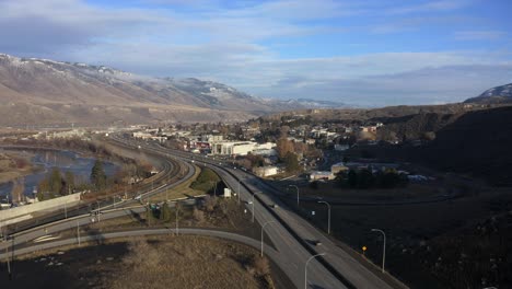 Erleben-Sie-Den-Geschäftigen-Verkehr-Von-Kamloops-Aus-Der-Vogelperspektive