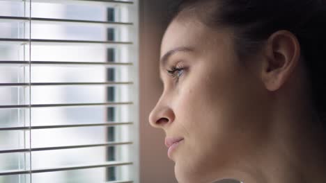 Cerca-De-Una-Mujer-Triste-Mirando-Por-La-Ventana