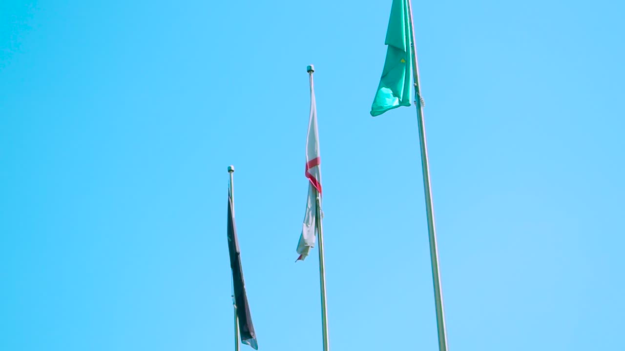 푸른 하늘에 세 나라의 발