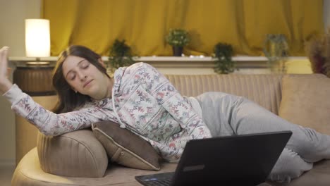 Mujer-Joven-Que-Parece-Cansada-Y-Agotada-En-La-Computadora-Portátil-Por-La-Noche.