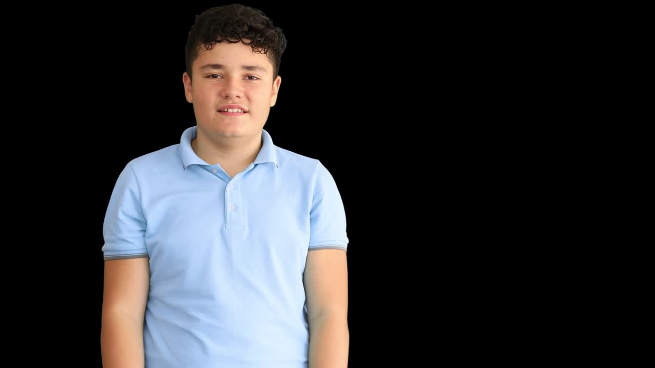 un adolescente sordo muestra el lenguaje de señas 3