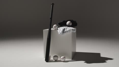 estudio de béisbol con vida muerta con receptores de pelota de murciélago, guantes y camiseta del equipo 5