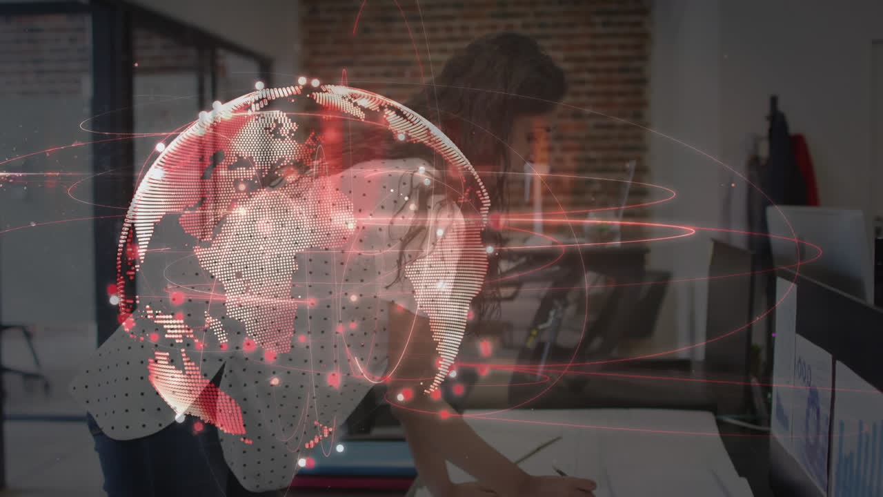 animación de una red global brillante sobre una mujer de negocios creativa que usa computadora en la oficina