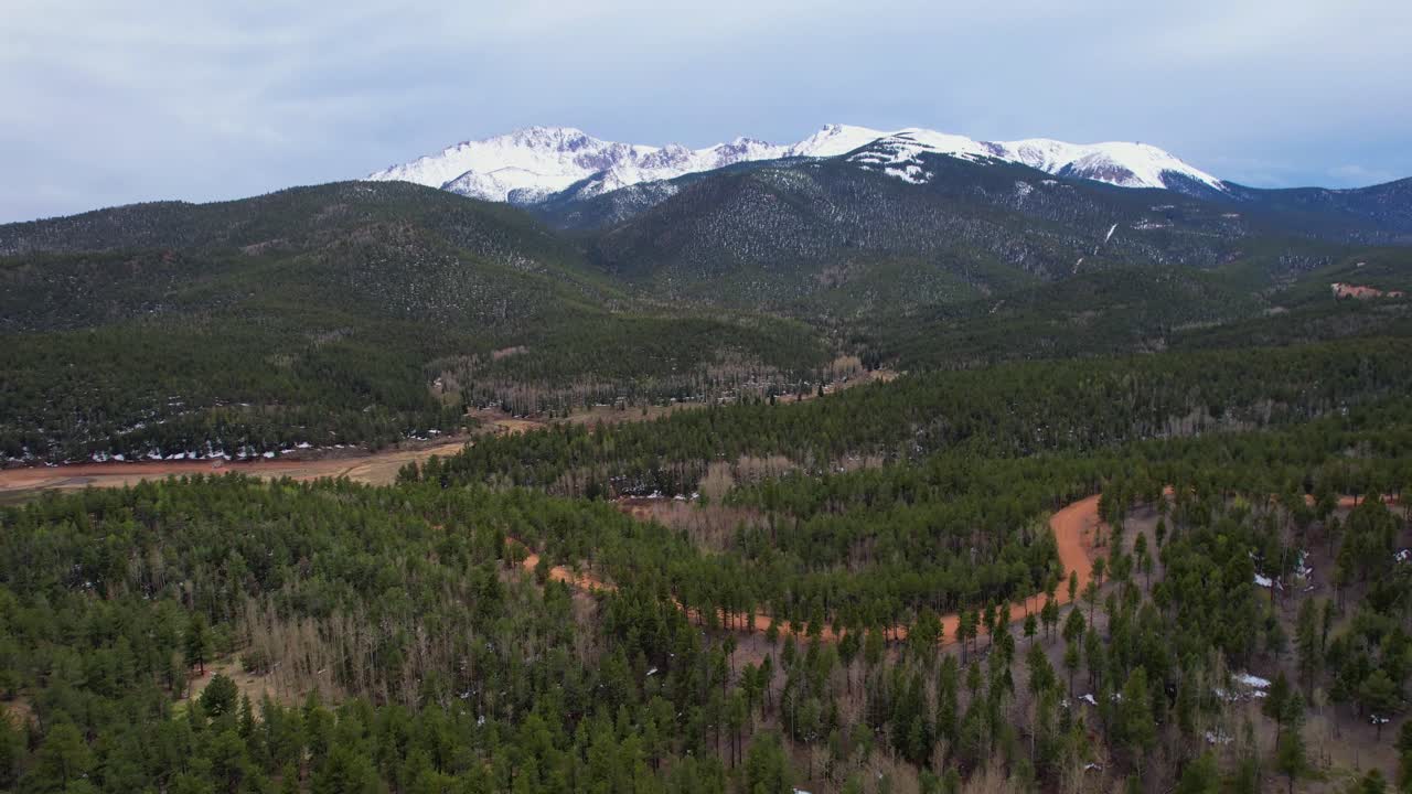 sobrevolar las montañas rocosas. pikes peak