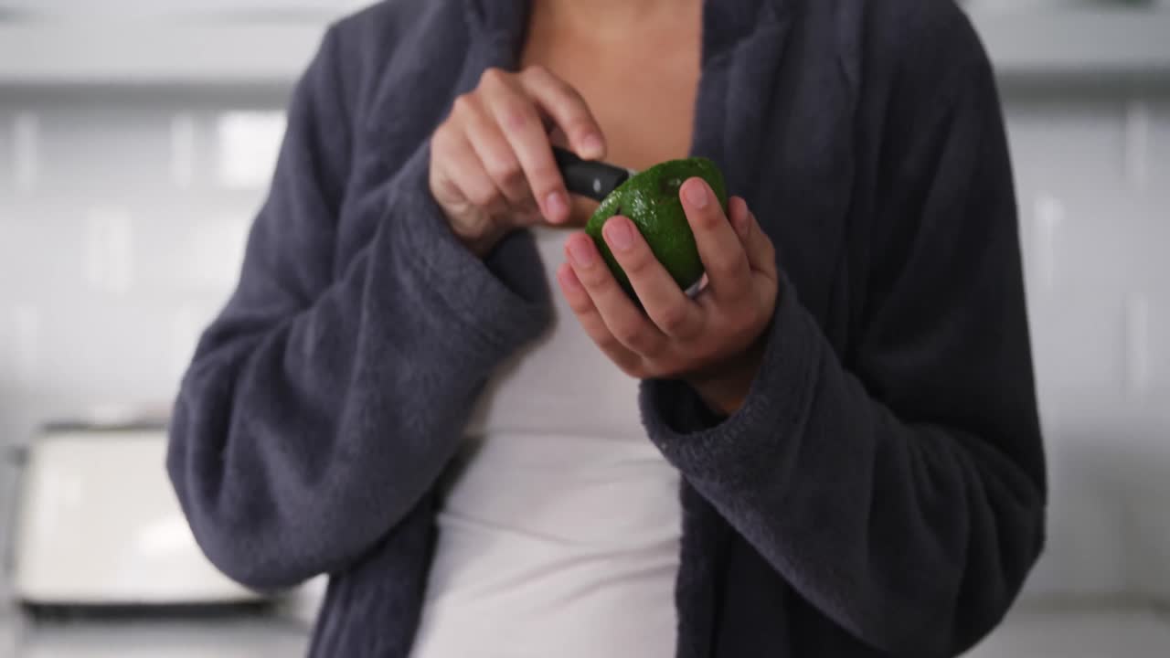 mujer cocinando en la cocina