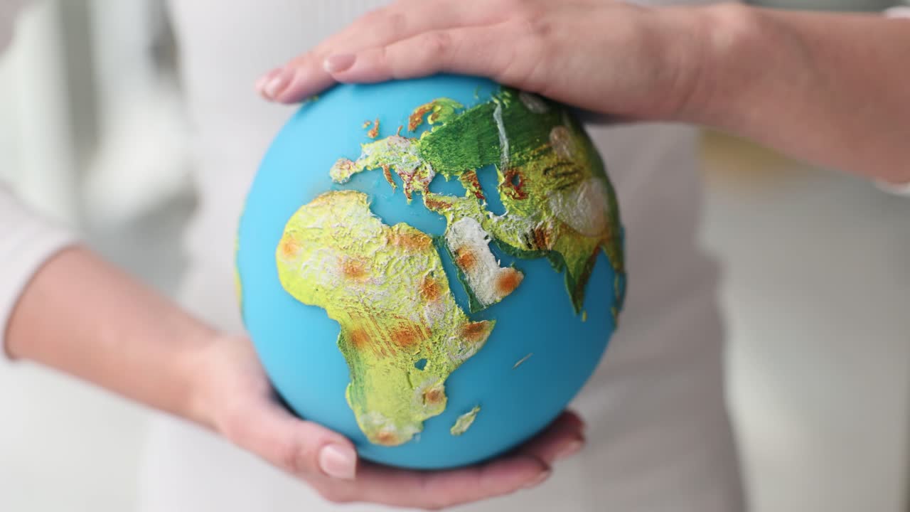 manos sosteniendo un globo