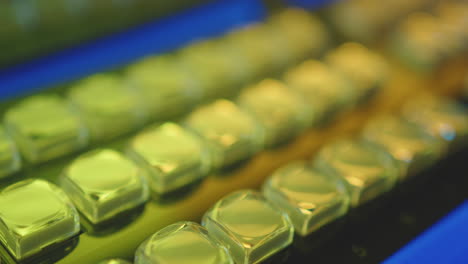 la luz de color pulsante brilla sobre innumerables botones transparentes en un panel de control de audio y video
