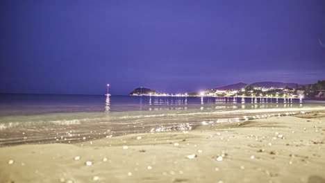 Strand-Am-Meer,-Kleine-Wellen,-Zeitraffer-Am-Meer,-Entspannende-Ruhe-Nach-Sonnenuntergang