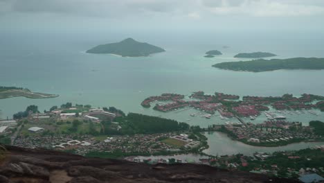 Paisajes-En-Seychelles-Que-Muestran-La-Naturaleza,-Montañas,-Casas-E-Islas-En-La-Isla-Principal-Mahe