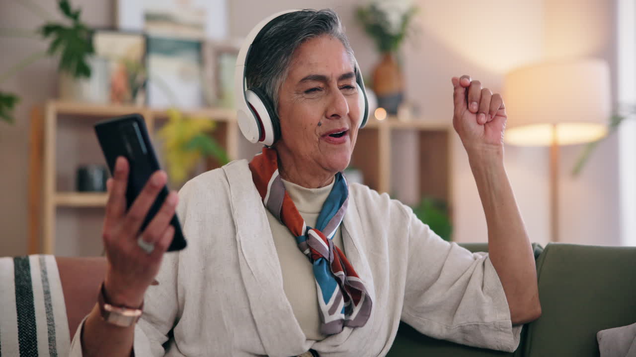 스마트폰에서 음악을 즐기는 고령 여성