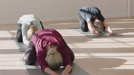 Yoga-Kurs-Von-Reifen-Frauen,-Die-Gesunde-Meditation-üben,-Kinderhaltung-üben-Und-Das-Morgendliche-Körperliche-Fitnesstraining-Im-Studio-Genießen