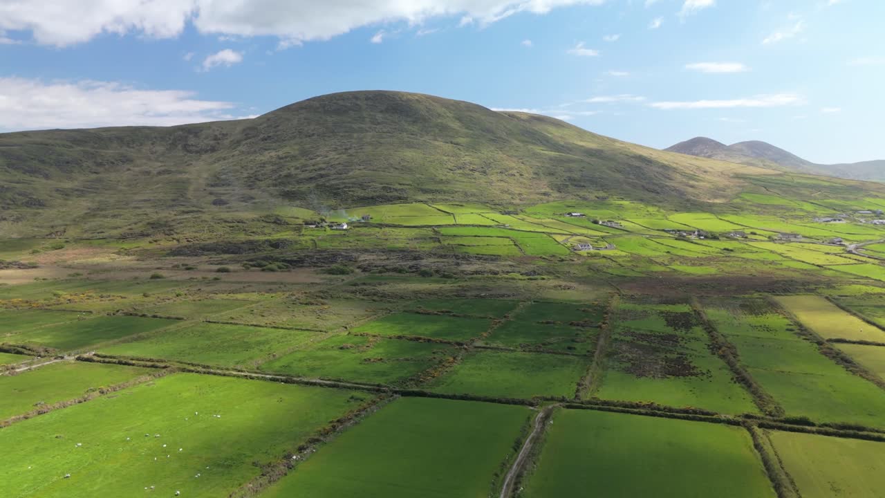 Vista aerea sulle colline di Skellig Ring in Irlanda. Terreni agricoli ondulati, campi di un verde vivido e ombre morbide e in movimento dalle nuvole. Paesaggio rurale pacifico in una giornata estiva