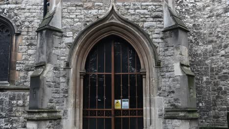 las puertas están cerradas, todos los santos, iglesia anglicana, fulham, londres, reino unido