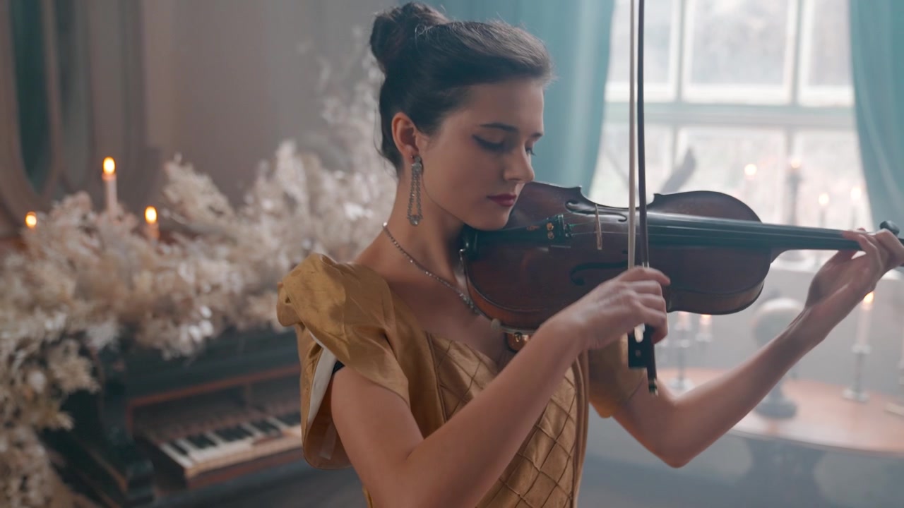 Giovane donna elegante che suona il violino in una stanza vintage