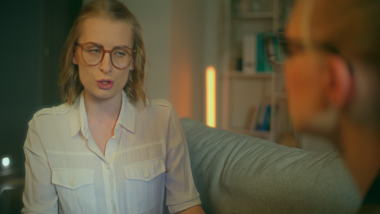 mujer comparte problemas comerciales con su entrenador para obtener apoyo