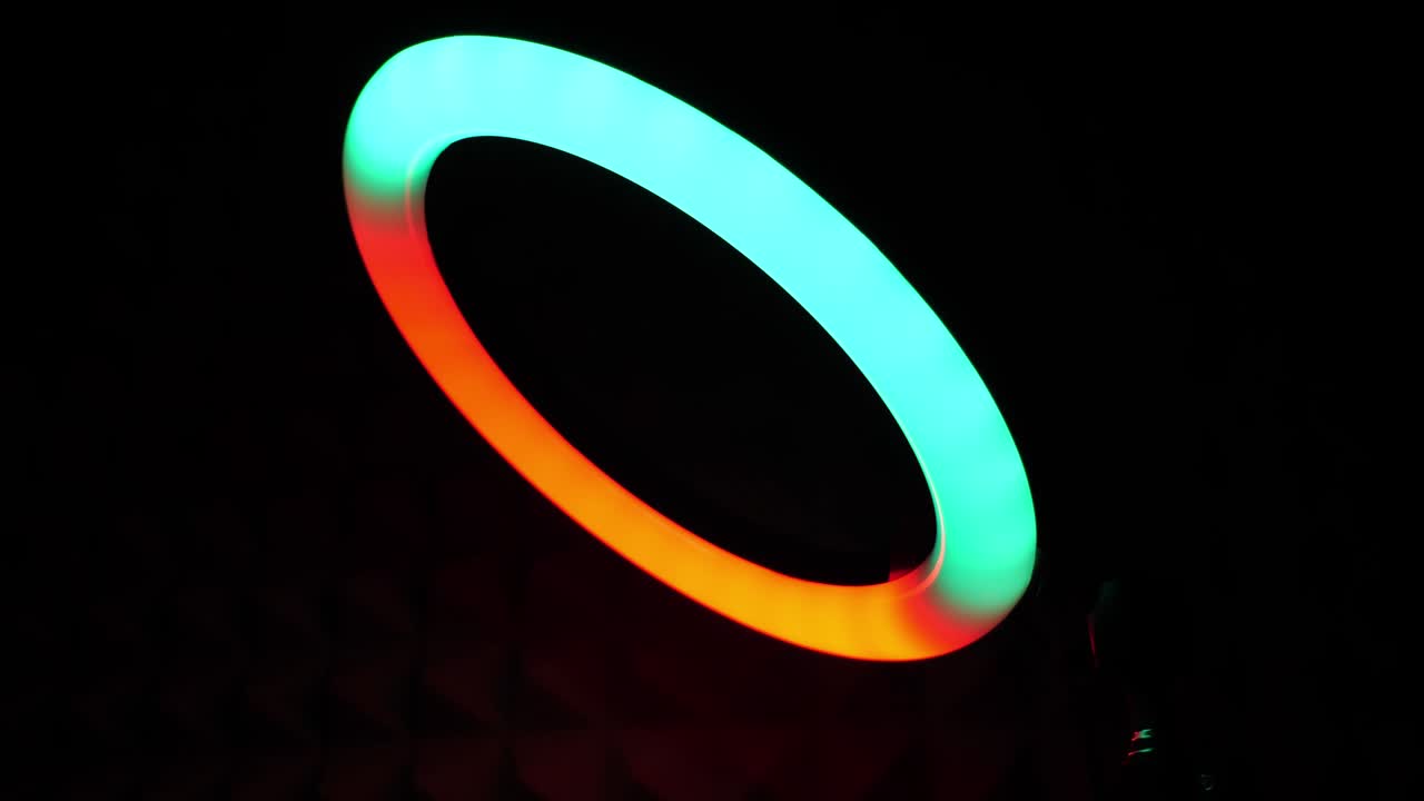 la lámpara rgb del anillo brilla con luces rojas y verdes.