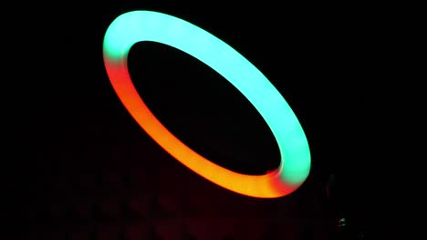la lámpara rgb del anillo brilla con luces rojas y verdes.