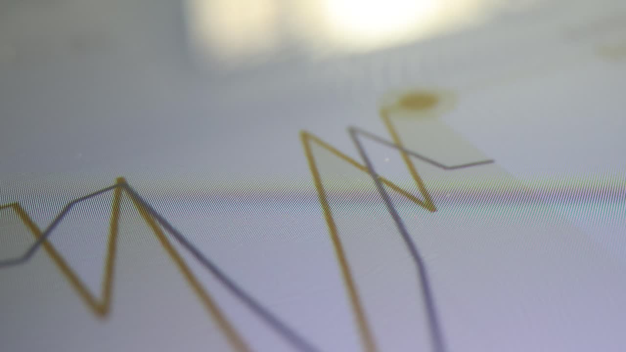 Dynamiske søjler i et diagram på computerskærm i et kontor
