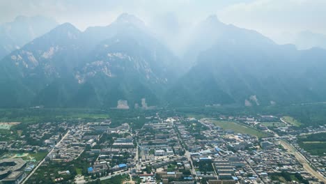 revelando una captura aérea de la montaña hua shan, china