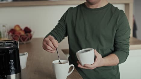 primer plano de un hombre con síndrome de down preparando el café de la mañana por sí mismo